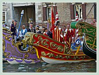 La Regate Historique de Venise 2009, la Regata Storica : Bateaux du cortège historique sur le Grand Canal de Venise, ici en train de se ranger avant le départ des régates