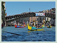 La Regate Historique de Venise 2009, la Regata Storica : Bateaux du cortège historique sur le Grand Canal de Venise, sous le pont de l'Accademia