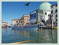 La Regate Historique de Venise 2009, la Regata Storica : Bateaux du Cortège historique sur le Grand Canal, à droite le doem de l'église San Simeon Piccolo et au fond le pont dei Scalzi
