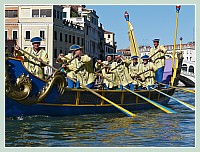 La Regate Historique de Venise 2009, la Regata Storica : les “Chinois” du cortège historique, ici sur le Grand Canal, devant le pont du Rialto