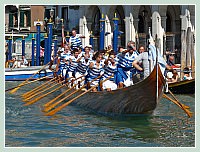 La Regate Historique de Venise 2009, la Regata Storica : La Disdotona des Querini, gondole à 18 rameurs, sur le Grand Canal