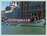 La Regate Historique de Venise 2009, la Regata Storica : Le bateau à 22 rameurs de la ville de Caorle