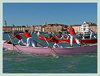 La Regate Historique de Venise 2009, la Regata Storica : La régate inter-clubs nautiques de Venise sur gondoles à 4 rameurs,  ici sur le bassin de Saint Marc