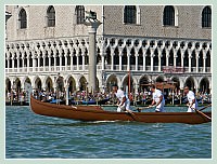 La Regate Historique de Venise 2009, la Regata Storica : La régate des gondoles à 4 rameurs,  ici devant le Palais des Doges