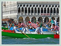 La Regate Historique de Venise 2009, la Regata Storica : La régate des gondoles à 4 rameurs,  ici devant le Palais des Doges