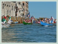 La Regate Historique de Venise 2009, la Regata Storica : La régate des gondoles à 4 rameurs, ici sur le Grand Canal 