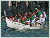 La Regate Historique de Venise 2009, la Regata Storica : La régate des gondoles à 4 rameurs, ici sur le Grand Canal 