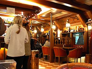 Danielle au comptoir du café CDEF