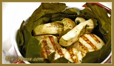 Noix de Saint-Jacques et Cèpes en Cocotte dans un nid de feuilles de Châtaigner Noix de Saint-Jacques et Cèpes en Cocotte dans un nid de feuilles de Châtaigner