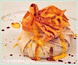 Feuilleté aux pommes et aux raisins, nappé de crème, au restaurant Ai Gondolieri à Venise