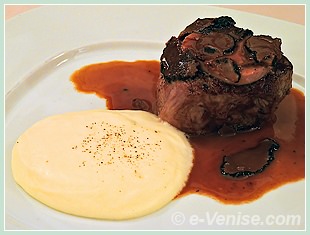 Filet de Veau recouvert d'une tranche de foie gras et de truffes noires, accompagné d'une mousse de pommes de terre. Un délice qui vous fond dans la bouche !