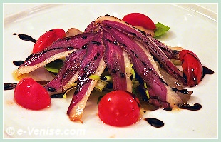 Poitrine de canard fumé accompagnée de roquette, de tomates-cerises et de vinaigre balsamique, au restaurant Ai Gondolieri à Venise
