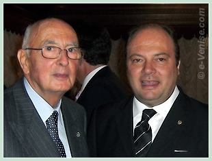 Le Président de la République Italienne, Giorgio Napolitano, et Giovanni Trevisan, patron du restaurant Ai Gondolieri à Venise