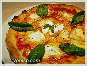 Pizza avec de la mozzarella di Bufala Al Vecio Canton Pizza avec de la mozzarella di Bufala Al Vecio Canton
