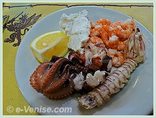 Une entrée à Ai Bisatei (Bisateo pour les Vénitiens) avec un petit poulpe,  une cigale de mer, quelques crevettes et la Baccalà Mantecato qui est composée de morue séchée puis brisée en petit morceaux et réhydratée dans une sauce crémeuse