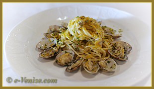 Plat de pâtes aux Vongole à l'Osteria Al Cantinon à Venise. Plat de pâtes aux Vongole à l'Osteria Al Cantinon à Venise.
