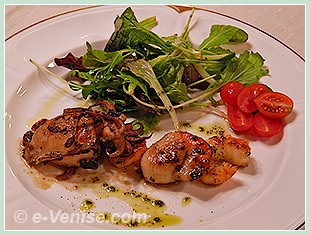 Petite Seiche et crustacés, à la Taverna La Fenice à Venise Petite Seiche et crustacés, à la Taverna La Fenice à Venise