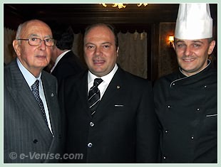 Le Président de la République Italienne, Giorgio Napolitano avec Giovanni Trevisan, le patron de la Taverna La Fenice et son Chef, Andrea Bondesan, le 18 Septembre 2008, lors d'un repas où étaient également présents l'architecte Santiago Calatrava et le Maire de Venise, Massimo Cacciari