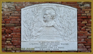 plaque commémorative Richard Wagner sur le Mur d'entrée Palazzo Vendramin Calergi