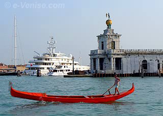 Gondole rouge devant la Dogana da Mar, à l'arrière, la modernité...
