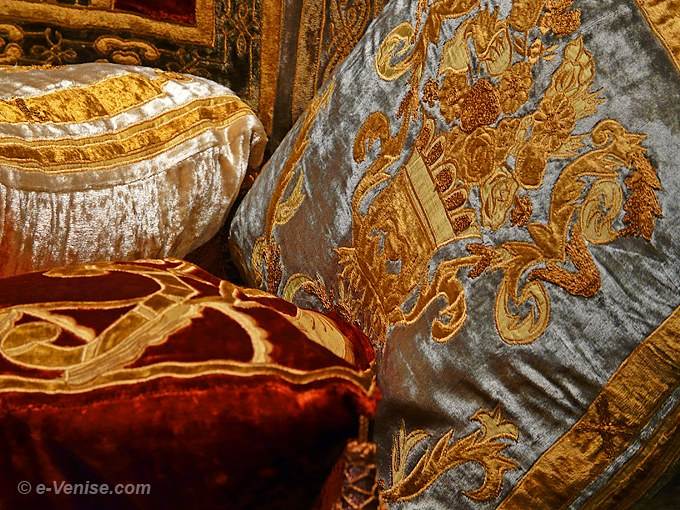 coussins en velours brodé Colorcasa à Venise