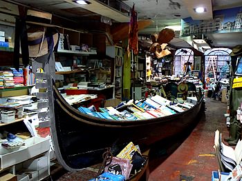 Une gondole dans une librairie, c'est à Acqua Alta !