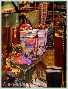 Le choix de Bottes au magasin Pelli - Sotoportego Spechiera, 6006A dans le Castello à Venise