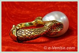 Sigfrido Cipolato Orfèvre à Venise, perle enchassée dans bague en or en forme de serpent