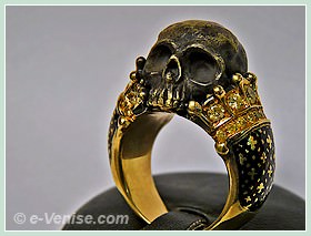 Sigfrido Cipolato Orfèvre à Venise, bague tête de mort en or et brillants