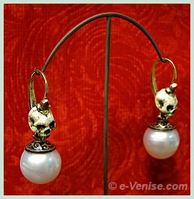 Sigfrido Cipolato Orfèvre à Venise, boucles d'oreilles à têtes de mort, perles et or
