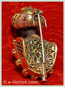 Sigfrido Cipolato Orfèvre à Venise, l'arrière de cette broche vous montre que la qualité du travail de Sigfrido Cipolato ne s'arrête pas à “ce qui se voit”, la qualité de la finition est identique sur la totalité du bijou