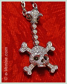Sigfrido Cipolato Orfèvre à Venise, pendentif en or blanc avec une tête de mort “pirate” ornée de diamants, inspiré d'un porte-clés Cartier de 1913