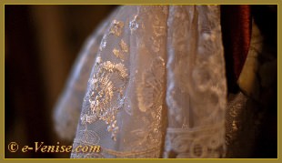 Détail de l'un des Costumes du Carnaval de Venise créé par l'Atelier NeroVenezia.