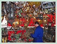 Le ferronnier d'Art Jonathan Ceolin au travail dans sa boutique-atelier à Venise