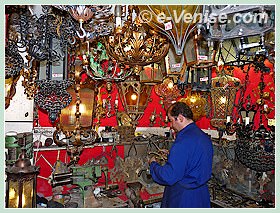 Jonathan Ceolin au travail dans sa boutique-atelier à Venise