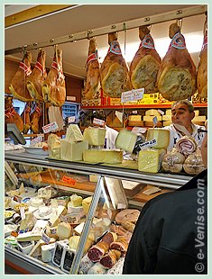 Les Fromages et Charcuteries chez Ortis à Venise Les Fromages et Charcuteries chez Ortis à Venise