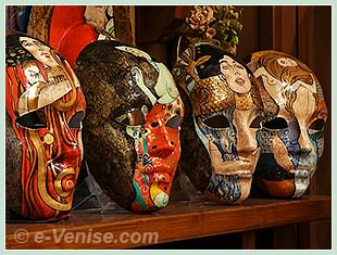 Masques de Carnaval décorés avec des tableaux du peintre Klimt chez l'artisan Schegge à Venise
