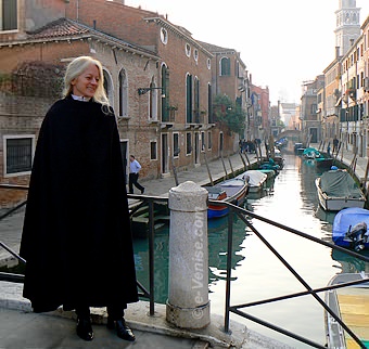 Daniela en Tabarro sur le ponte dei Pugni dans le Dorsoduro