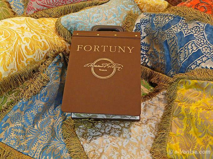 coussins en tissu Mariano Fortuny au magasin Colorcasa à Venise