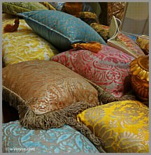 Coussins en tissu Mariano Fortuny au magasin Colorcasa à Venise