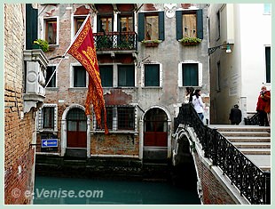 Bannière de Saint Marc au balcon du Palazzo Pisani dans le Cannaregio à Venise