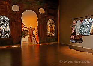 Exposition Isabelle de Borchgrave un Monde de Papier au Musée Fortuny à Venise