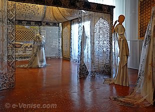 Exposition Isabelle de Borchgrave un Monde de Papier au Musée Fortuny à Venise